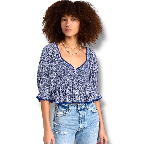 Free People Tops - Free People Cropped Sweatheart Neckline V-neck 3/4 Sleeve Blue Floral Blouse